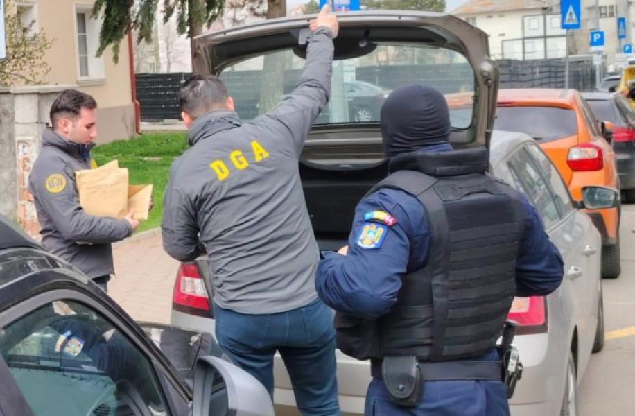 Percheziții la un agent din poliția Ștefănești într-un dosar de corupție și abuz
