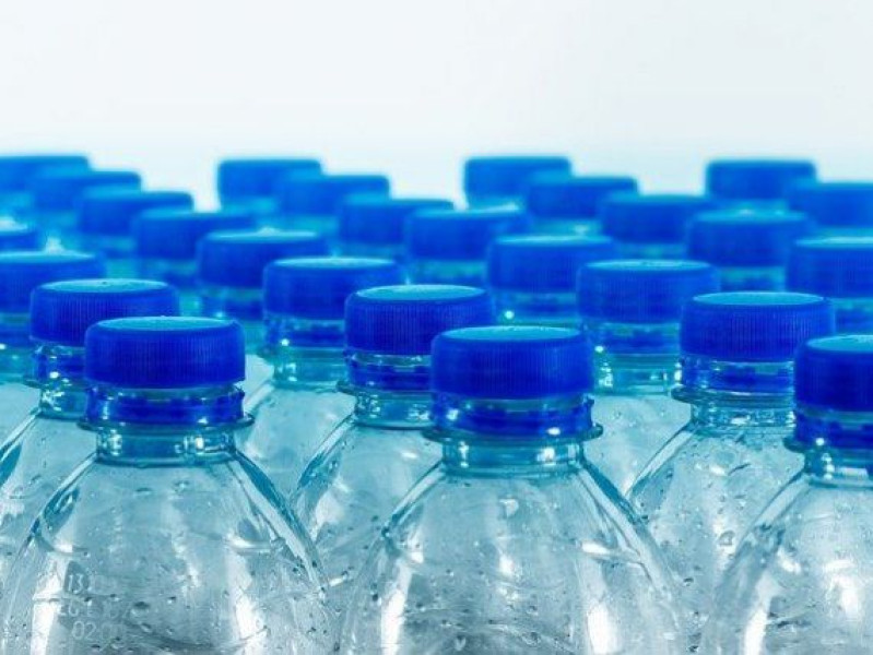 Sticlele de plastic vor fi mai ușoare și realizate din materiale biodegradabile