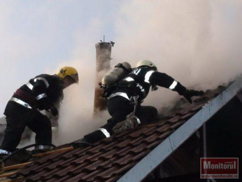 Incendii provocate de coșurile de fum amenință două case din Botoșani