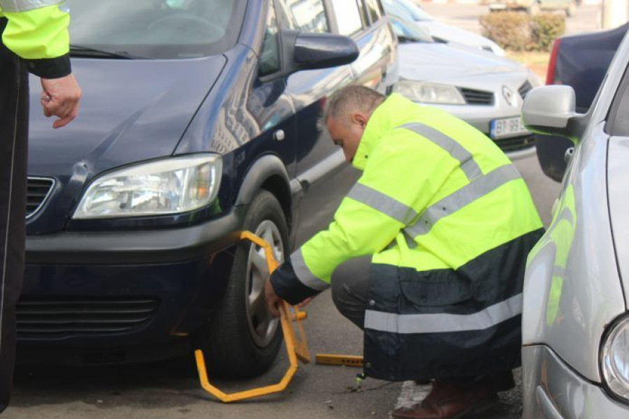 Poliția Locală Botoșani a aplicat sancțiuni și a blocat roțile unor vehicule pentru parcări neregulamentare