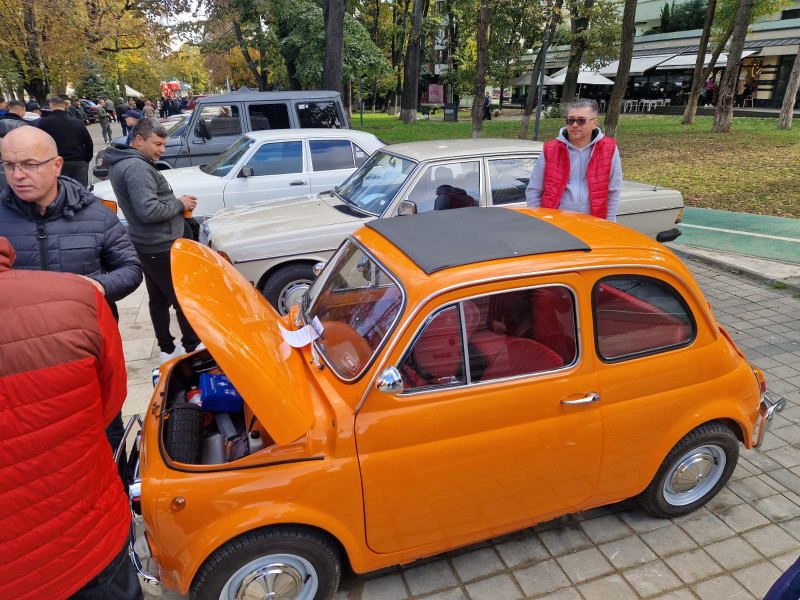 Expoziție de mașini de epocă aduce farmecul trecutului în centrul Botoșaniului