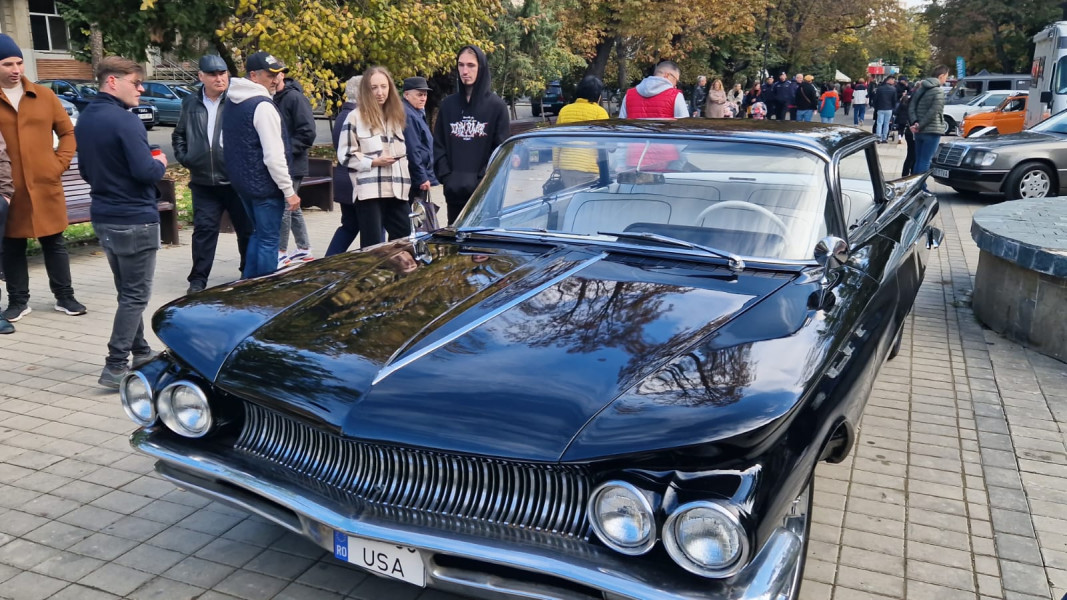 Buick Le Sabre din 1960, vedeta Retroparadei de la Botoșani