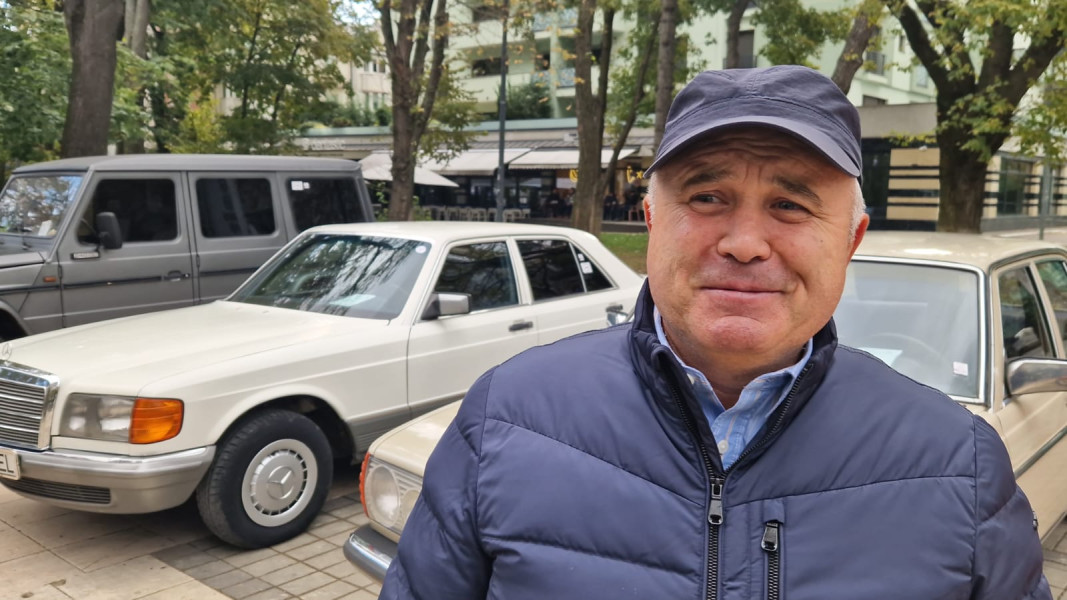 Un om de afaceri din Botoșani fascinat de mașinile de epocă expuse la Retroparada