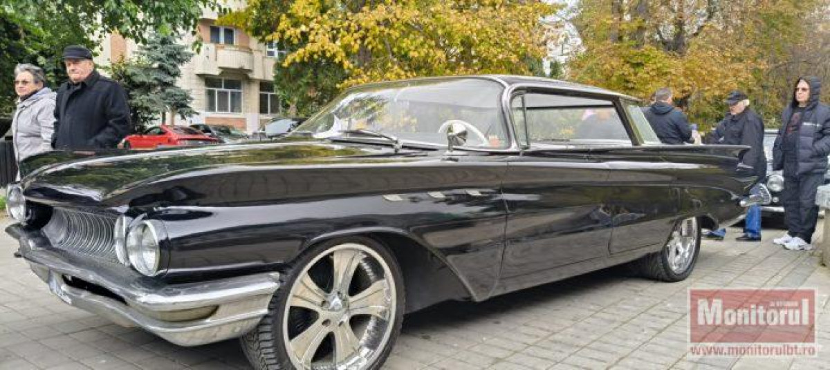 Mașinile de epocă au străbătut din nou străzile din Botoșani la Retroparada Toamnei