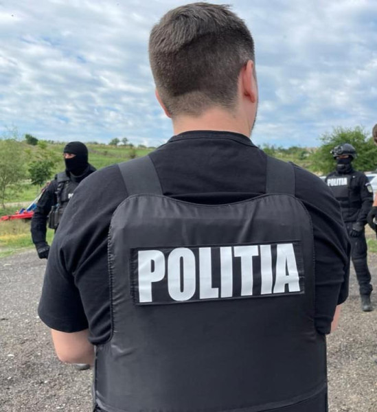 Percheziții la Corni și Darabani pentru contrabandă cu țigarete și articole pirotehnice