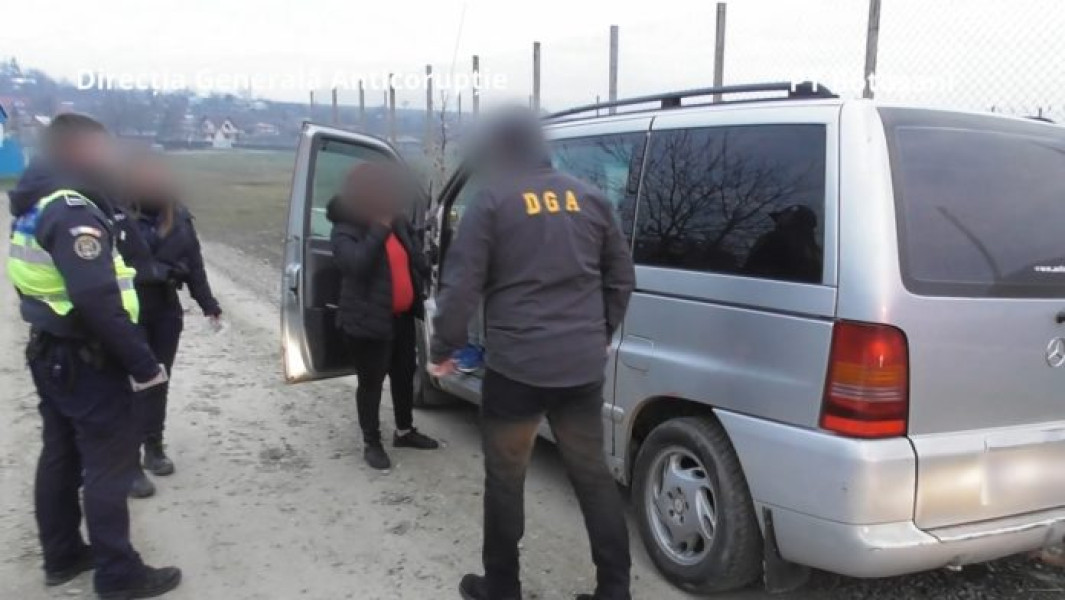 Polițiști din Botoșani au refuzat o mită oferită de un șofer prins cu viteză excesivă