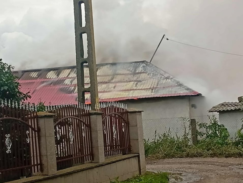 Incendiu la o anexă a primăriei din Dângeni, afectate echipamente sportive