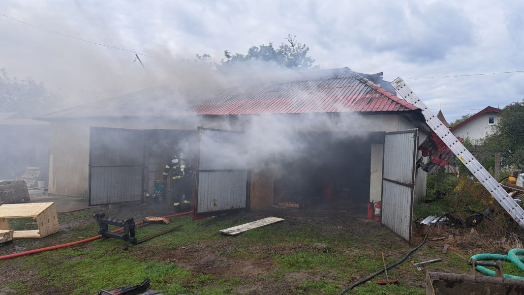 Incendiu la o magazie în curtea Primăriei Dângeni de Ziua Sfintei Parascheva