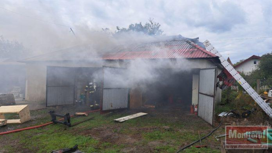 Incendiu la magazia din curtea primăriei Dângeni, acoperișul a fost afectat