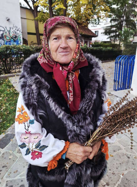 Bunica din Gorbănești s-a închinat la biserica Sfânta Parascheva din Botoșani de hram