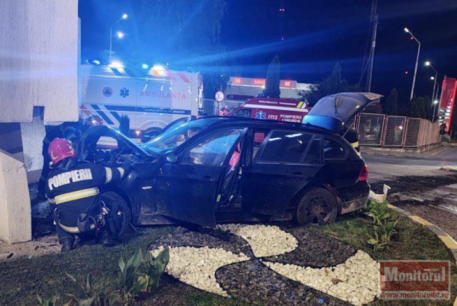 Accident la ieșirea din Botoșani: BMW înfipt într-un obelisc, doi răniți
