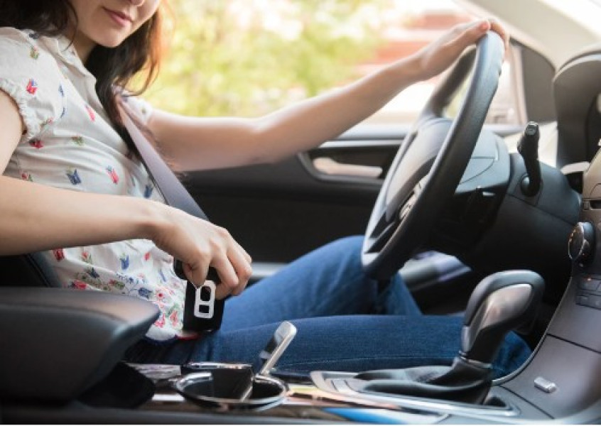 Tânără din Botoșani oprită de polițiști în trafic pentru autorizație de circulație expirată