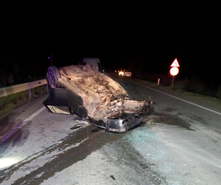Un autoturism s-a răsturnat după ce a lovit o mașină parcată în județul Botoșani