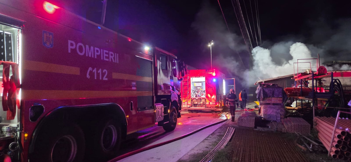 Incendiu puternic afectează două hale în comuna Dumbrăveni