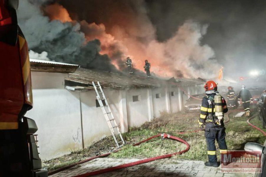 Pompierii botoșăneni ajută la stingerea incendiului din comuna Dumbrăveni, Suceava