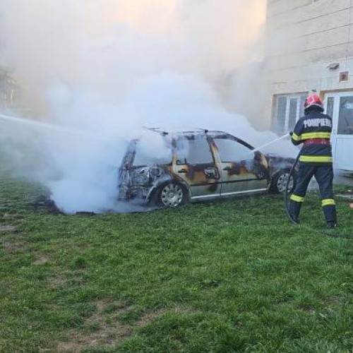 Un autoturism din curtea unui liceu din Dorohoi a fost distrus de incendiu