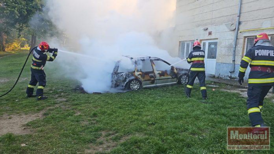 Un autoturism din curtea unui liceu din Dorohoi a fost distrus de incendiu