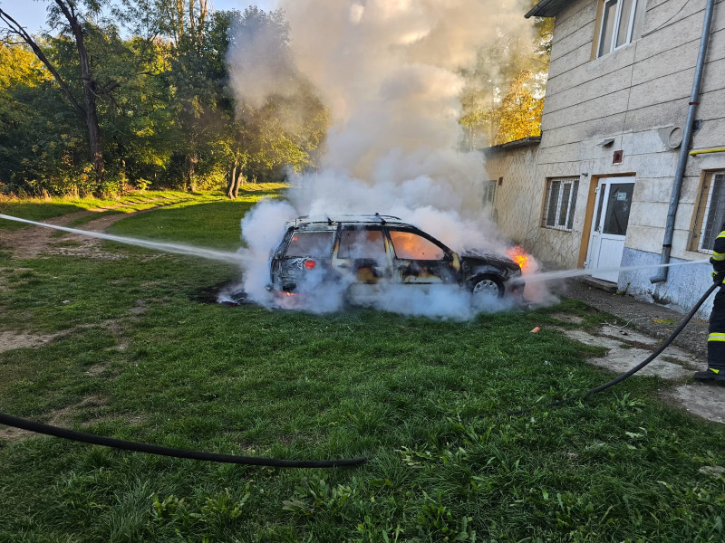 Incendiu la un autoturism parcat în curtea unui liceu din Dorohoi