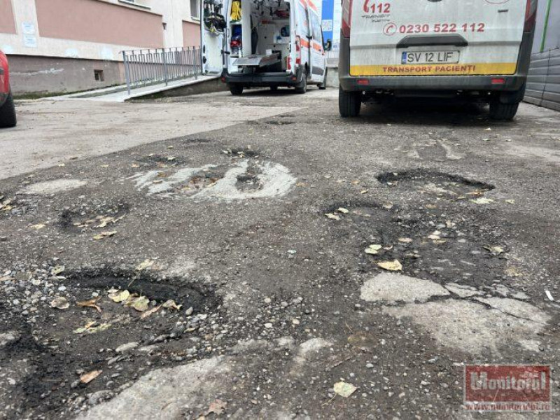 Pacienți și ambulanțieri se plâng de condițiile din curtea Spitalului Județean Botoșani