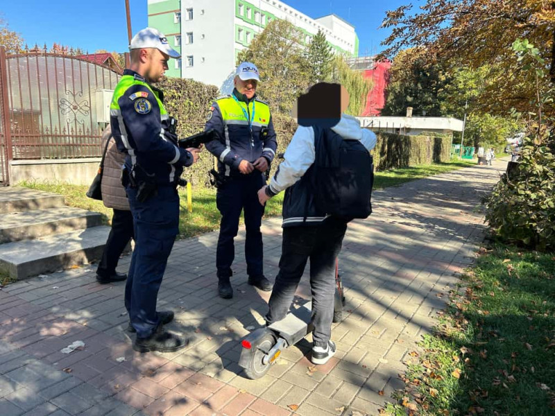 Un copil de 13 ani oprit cu trotineta electrică pe trotuar la Botoșani