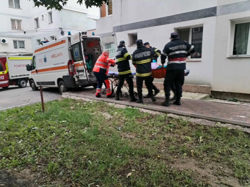 Femeie în stare gravă salvată de pompieri după ce a căzut din pat la Dorohoi