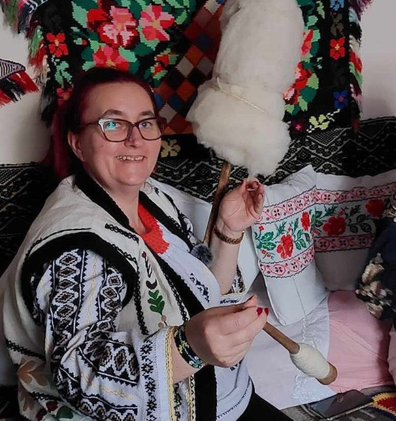 Ana Afloarei organizează o expoziție de costume tradiționale românești la Londra