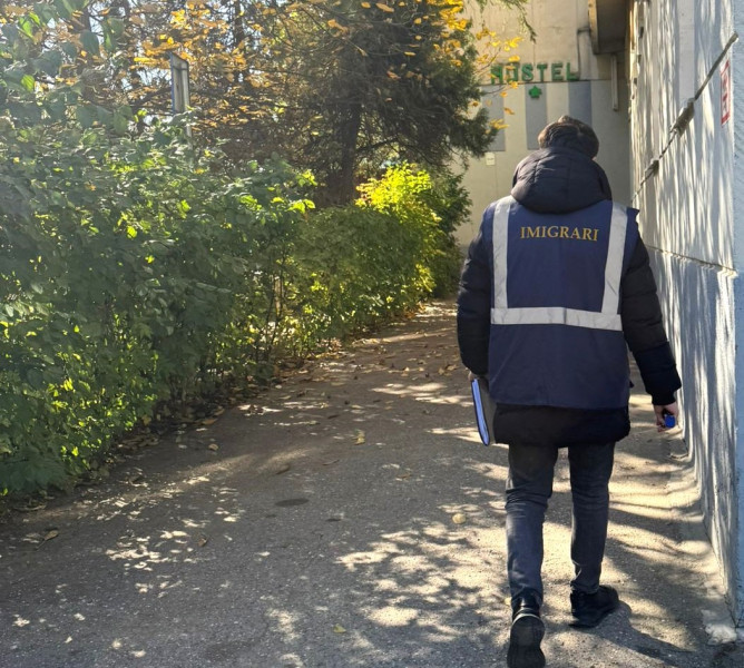 Polițiștii de imigrări din Botoșani verifică un hostel pentru respectarea legislației străinilor