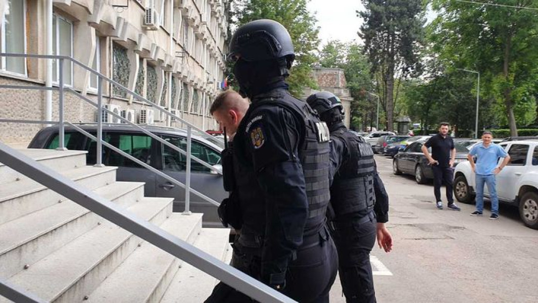 Tânăr din Botoșani reținut după ce a furat 3.500 de lei din geanta unei femei