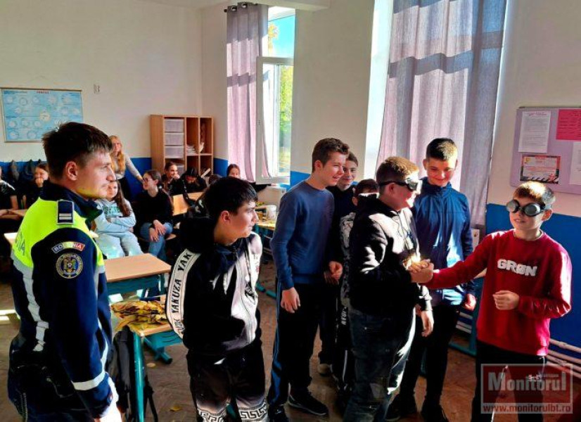 Poliția și școala Mihăileni desfășoară activități de prevenire și informare