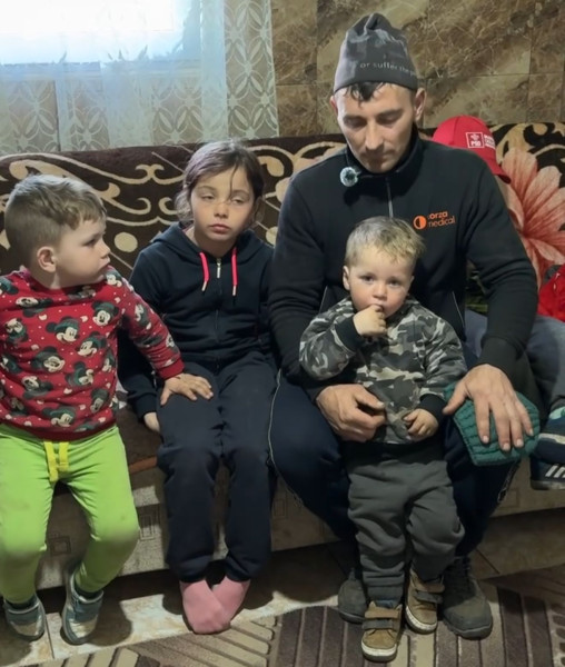 Tatăl din Caraiman, Botoșani, crește singur patru copii după plecarea soției
