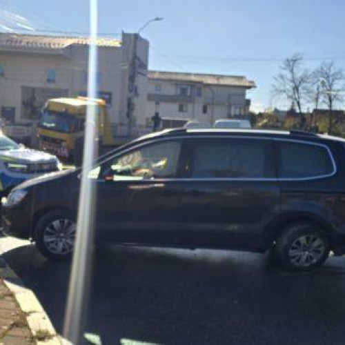 Două femei, mamă și fiică, rănite după un accident în sensul giratoriu Mihai Eminescu - Petru Rareș