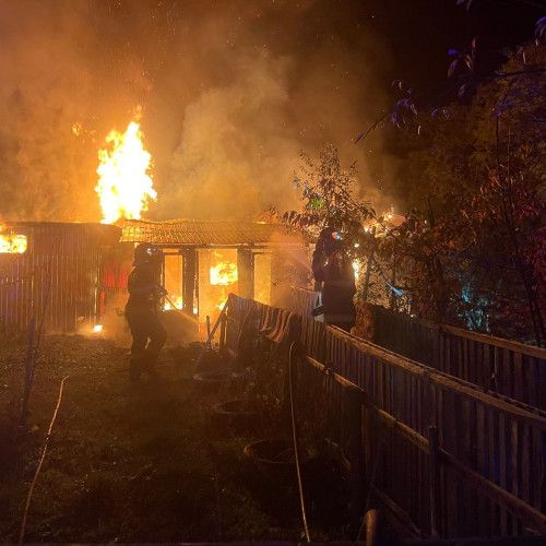 Incendiu puternic în Coțușca a mistuit o casă și o magazie de lemne