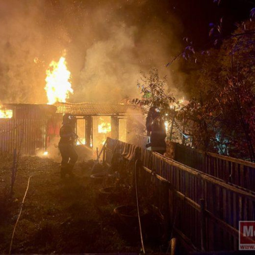 Incendiu puternic în Coțușca a distrus o casă și o magazie de lemne