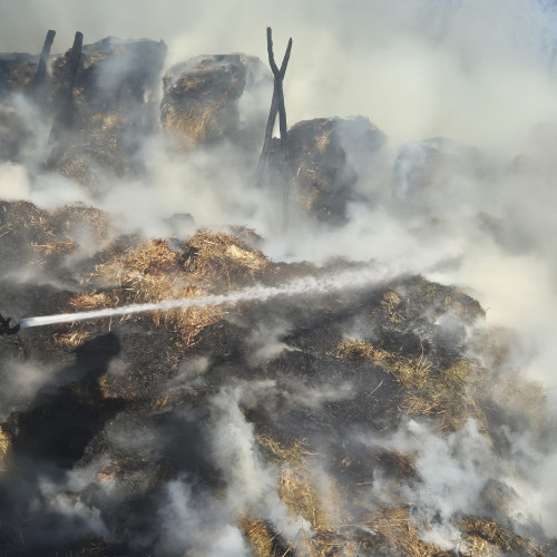Incendiu puternic în Draxini distruge peste 30 de tone de furaje