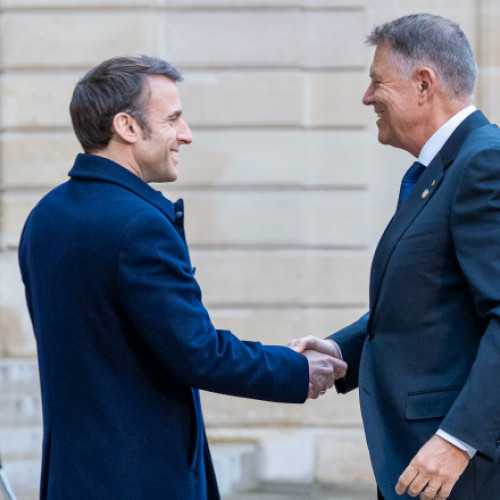 Klaus Iohannis a discutat cu Emmanuel Macron despre sprijinul pentru Ucraina şi Marea Neagră