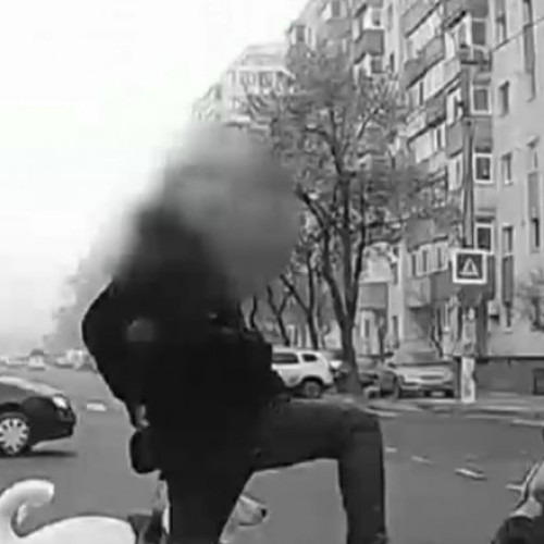 VIDEO Scandal pe trecerea de pietoni din București: Pieton evitat la limită, șofer supărat și în vizorul polițiștilor