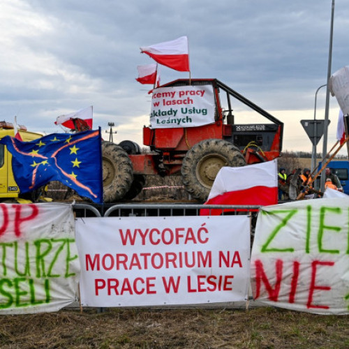 Fermierii extind protestele și blochează autostrada cheie la granița cu Germania