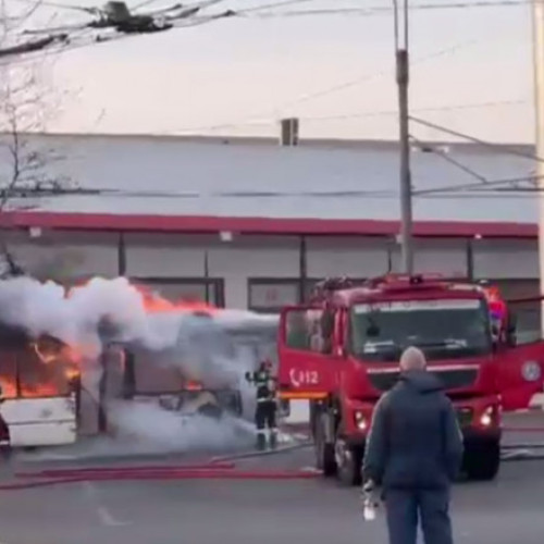 Troleibuzul care a luat foc lângă un centru comercial din București a creat haos și panică în rândul locuitorilor.