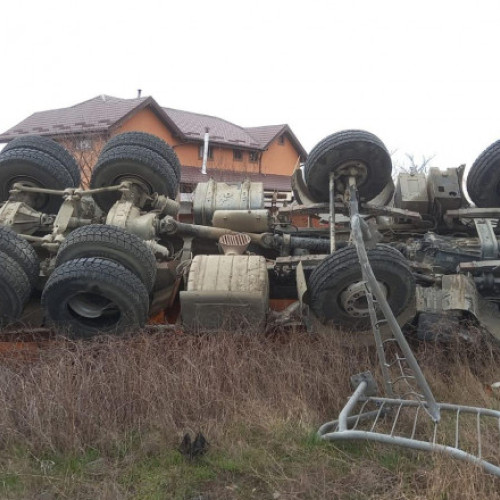 Tragedie pe DN1 în Avrig: TIR căzut de pe pod după ce a lovit o mașină. Trafic blocat și căi ferate închise. Trei morți în urma unui accident grav