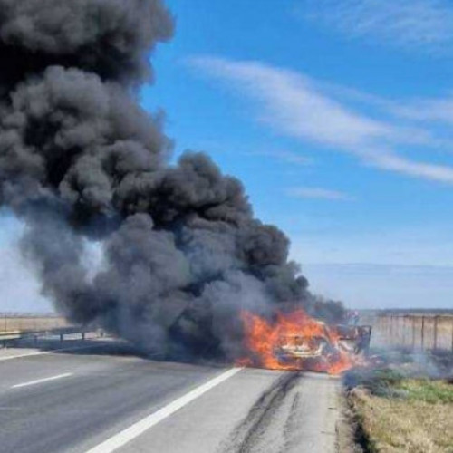 Trafic restricționat pe A1 din cauza mașinii care a luat foc spre București