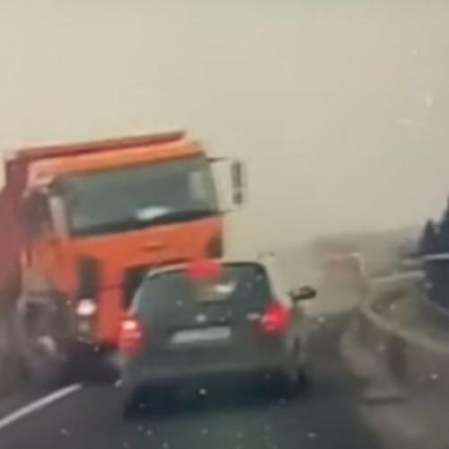 Camera de bord surprinde momentul tragic al accidentului din Avrig, în care trei bărbați au pierit din cauza unui camion. Avertisment: imagini cu impact emoțional puternic!