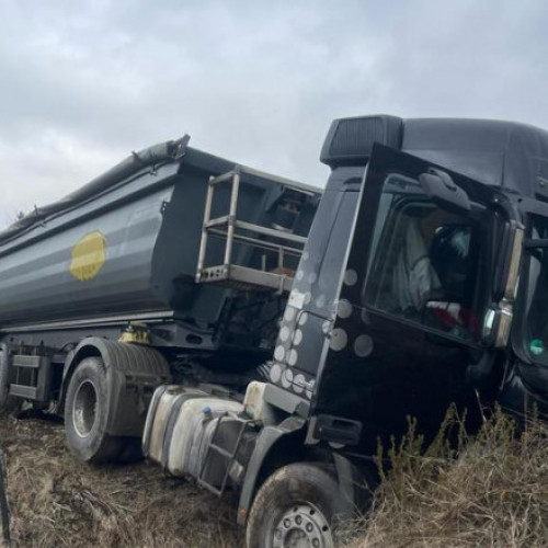 Accident mortal la Dorna Cândrenilor: un camion a ieşit de pe şosea, iar şoferul a fost găsit decedat