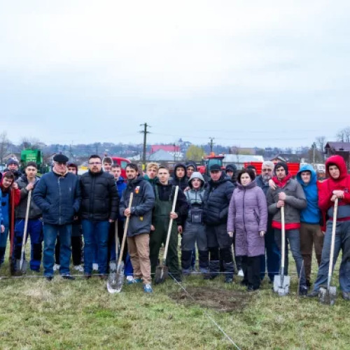 Elevii din Botoșani își construiesc viitorul verde prin plantarea unei livezi