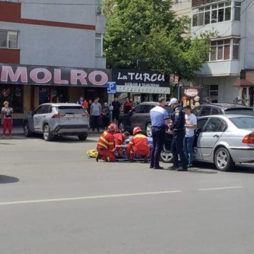 Batrân rănit după ce un motociclist a fost lovit de o maşină marca BMW într-un accident în Botoșani (VIDEO)