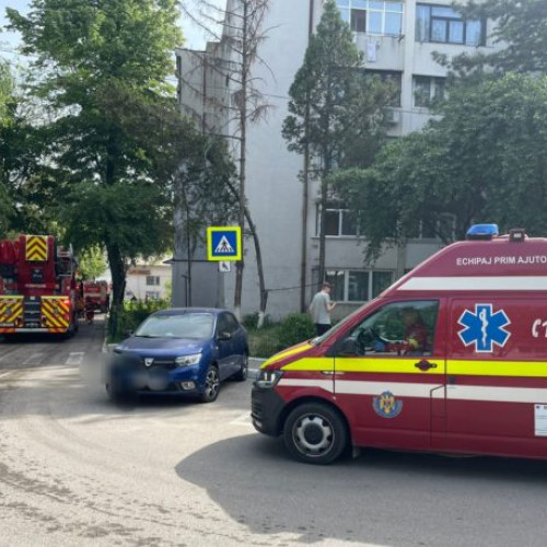 Incendiul provocat de o lumânare aprinsă în balcon a alarmat locatarii de pe strada Vârnav din Botoșani. Pompierii au intervenit imediat, proprietara tratată pentru atacul de panică.