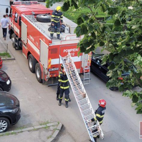 Alertă într-un cartier din Botoșani: Femeia de 70 de ani nu răspunde la ușă și a fost nevoie de intervenție. Echipaje de pompieri, ambulanță și poliție au ajuns la fața locului.