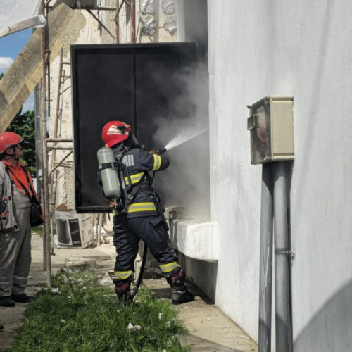 Transformator electric distrus în orașul Flămânzi: Pompierii opresc extinderea incendiului periculos, casa de cultură, în pericol. Furnizor vor remedia daune.