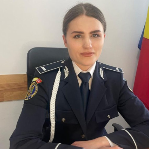 Tânăra din Botoșani, Iasmina Pascariu, impresionează cu media sa impresionantă de 9,71 în școala de poliție, fiind un exemplu de succes pentru aspiranții din domeniul poliției.