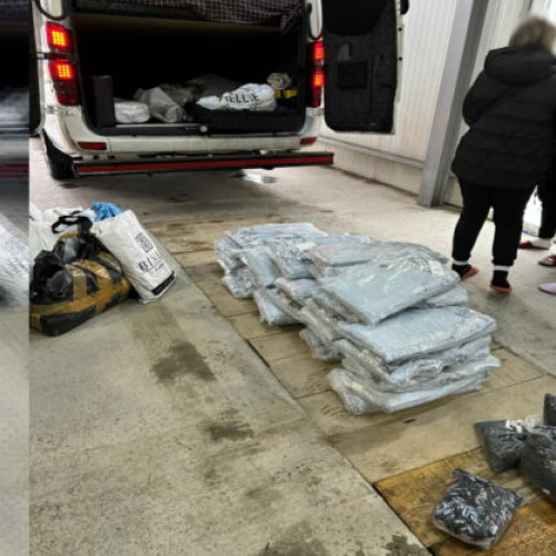 Captură impresionantă de mărfuri false la granița dintre România și Ucraina: Cantitate uriașă confiscată de polițiștii de frontieră într-o operațiune desfășurată la PTF Racovăț. Suspect de cetățenie mixtă încerca să introducă ilegal diverse bunuri de lux în Ucraina. Autoritățile estimează o valoare totală de peste 87.000 de lei pentru mărfurile confiscate. Polițiștii de frontieră au început o anchetă pentru identificarea și sancționarea persoanei responsabile de falsificarea produselor. Controalele la granița cu Ucraina vor fi intensificate pentru a preveni contrabanda cu bunuri contrafăcute