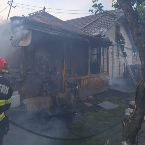 Intervenție de urgență în satul Zăicești după un incendiu provocat de o candelă nesupravegheată